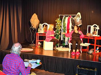 Klaus Karl-Kraus probt mit Johanna Wagner-Zangl  (rechts) und Gisela Karl-Kraus im Theater am Michelsberg
