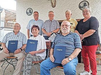 Treue Mitglieder ehrte die Kasendorfer CSU. Hinten von links Vorsitzender Norbert Groß, stellvertretender Vorsitzender Roland Hühner, Arthur Berg und stellvertretende Kreisvorsitzende Brigitte Soziaghi. Vorne Klaus Gumpl, Ortrud Gumpl und Dietmar ...