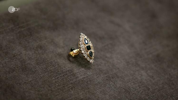 Heide Rezepa-Zabel erkannte, dass der Ring im Laufe der Zeit umgearbeitet worden war. Nur das Schiffchen aus Silber mit Diamanten (0,18 Karat) war antik (1875 bis 1900).