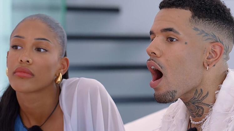 Dream Nwattu (r.) ist entsetzt, als er sieht, wie Aleks &uuml;ber seine Schwester redet.