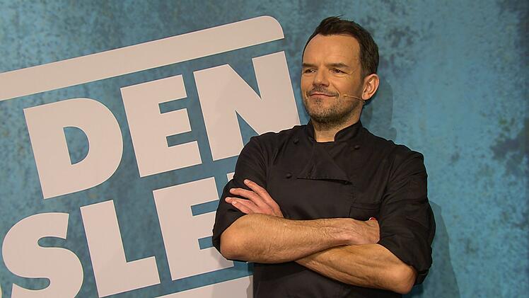 So sieht ein zufriedener Koch-King aus: Steffen Henssler gewann alle Kochg&auml;nge und kochte die Promis 85:58 ab.