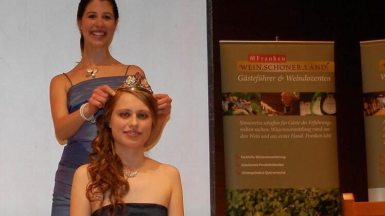 Plötzlich Prinzessin! Melanie Dietrich krönte Freya Kirch zur neuen Hoheit von Fahr.Fotos: Rainer Fritsch