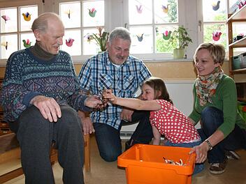 Für sie ist das Spatzennest viel mehr als nur ein Kindergarten. Im Bild (von links): Edgar Carl, Bernhard Rentsch, Tochter Ramona und Enkelin Johanna. Foto: Veronika Schadeck