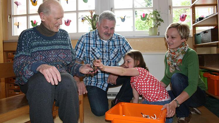 Für sie ist das Spatzennest viel mehr als nur ein Kindergarten. Im Bild (von links): Edgar Carl, Bernhard Rentsch, Tochter Ramona und Enkelin Johanna. Foto: Veronika Schadeck