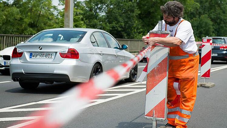 Weil sie um ihre Gesundheit fürchten, demonstrierten am Mittwoch etwa 80 Menschen gegen den Schwerlastverkehr in Würzburg.  Foto: Tobias Köpplinger