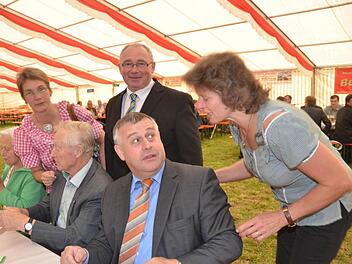 Lebhaft diskutiert wurde mit dem BBV-Präsidenten Walter Heidl am Tisch der Ehrengäste. Von links stehend Marina Herr, Erwin Schwarz, Rosa Zehnter, vorne sitzend Walter Heidl und daneben Theo Zehnter. Foto: Karl-Heinz Hofmann