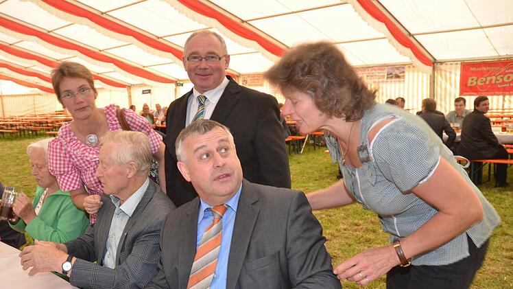 Lebhaft diskutiert wurde mit dem BBV-Präsidenten Walter Heidl am Tisch der Ehrengäste. Von links stehend Marina Herr, Erwin Schwarz, Rosa Zehnter, vorne sitzend Walter Heidl und daneben Theo Zehnter. Foto: Karl-Heinz Hofmann