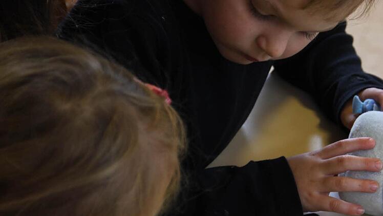 Mit der Medienpädagogin lernen die Kinder den richtigen Umgang mit der Software. Foto: Sarah Dann