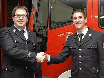 Der bisherige 1.Vorsitzende des Feuerwehrvereins Creidlitz, Ralf Fuchs, gratulierte seinem Nachfolger Dominik Rädlein zu dessen Wahl