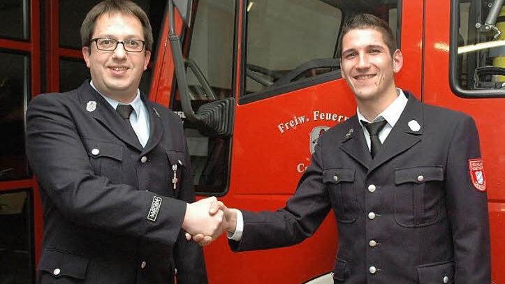 Der bisherige 1.Vorsitzende des Feuerwehrvereins Creidlitz, Ralf Fuchs, gratulierte seinem Nachfolger Dominik Rädlein zu dessen Wahl