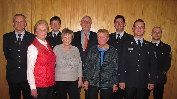 Die Feuerwehr Löbelstein ehrte bei ihrer Hauptversammlung am Samstag einige Mitglieder für die langjährige Treue zum Verein. Unser Bild zeigt von links: Nicolas Veulliet, Renate Zimmermann, Stadtbrandrat Ingolf Stökl, Traudel Fritz, Oberbürgermeister Norbert Tessmer, Else Schmidt, Vorsitzender Roland Zimmermann, Kommandant Stefan Reingruber und Stadtbrandinspektor Daniel Fritz. Foto: Martin Koch