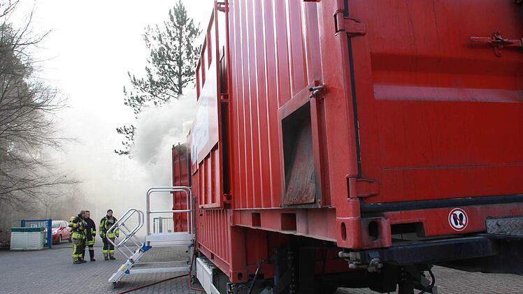 Training im Brandübungscontainer Foto: Carmen Schmitt