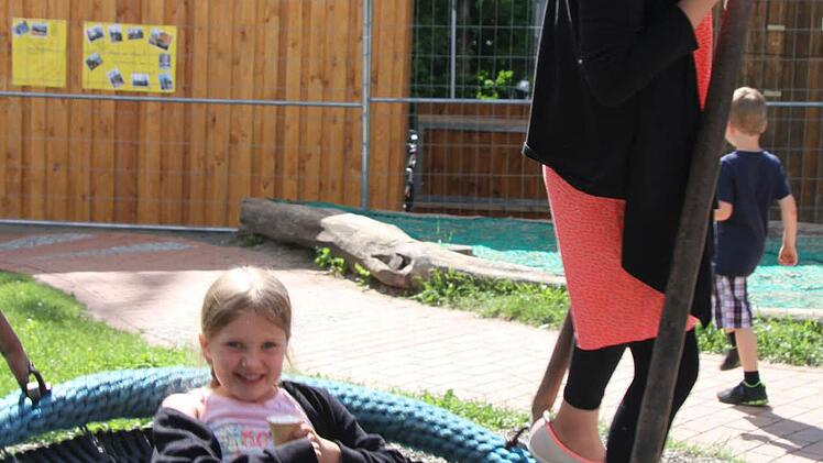 Auch die älteren Geschwister kamen zum sommerfest des Kindergartens: Leni Schneider (7) und Mia Limmer (8) nahmen die Nestschaukel in Beschlag.