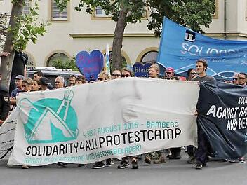 Vom Bahnhof aus setzte sich am Samstag die Demo des Bündnisses "Solidarity4All" in Bewegung.  Fotos: RiegerPress