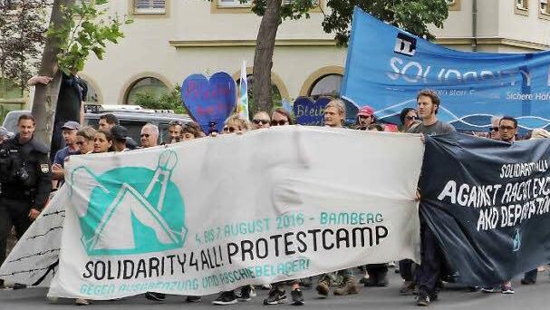Vom Bahnhof aus setzte sich am Samstag die Demo des Bündnisses "Solidarity4All" in Bewegung.  Fotos: RiegerPress