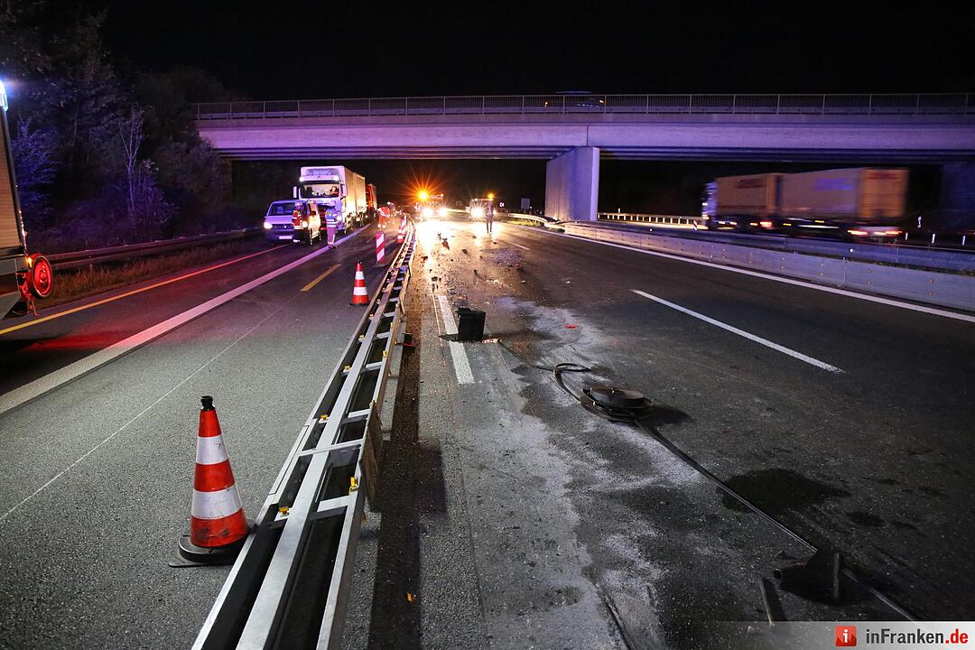 Lkw bleibt mit Kran-Aufbau an Autobahnbrücke hängen