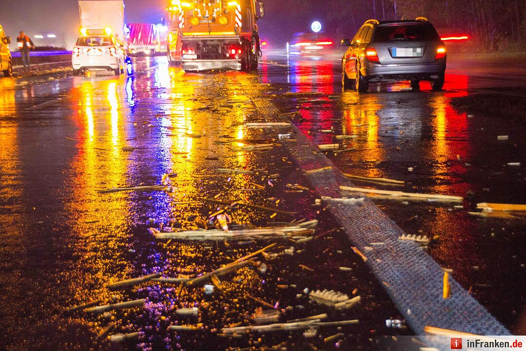 Achsbruch führt zur Vollsperrung – Sieben Fahrzeuge durch herumfliegende Ladung beschädigt