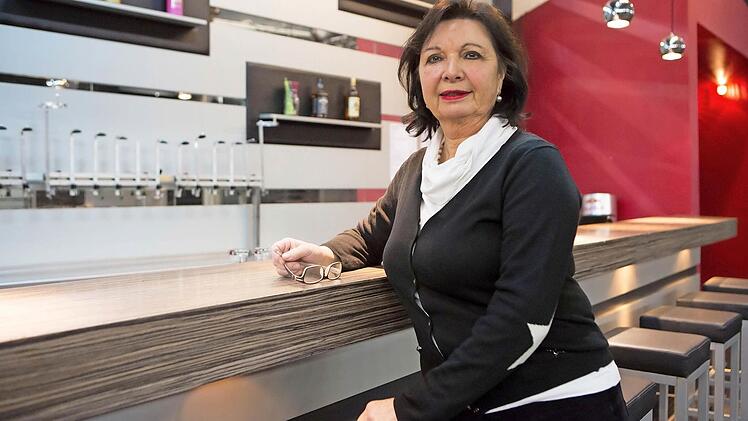 An der Bar öffnen viele junge Leute "der Irmi" ihr Herz. Foto: Matthias Hoch