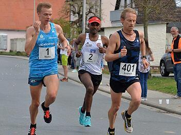 Das Führungstrio: Martin Grau, Addisu Tulu Wodajo und Andreas Straßner (von links) wechselten sich beim Tempomachen lange ab, erst auf dem letzten Kilometer wurden Attacken gelaufen.Fotos: Picturedreams