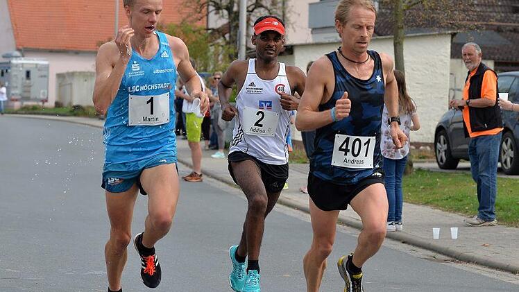 Das Führungstrio: Martin Grau, Addisu Tulu Wodajo und Andreas Straßner (von links) wechselten sich beim Tempomachen lange ab, erst auf dem letzten Kilometer wurden Attacken gelaufen.Fotos: Picturedreams