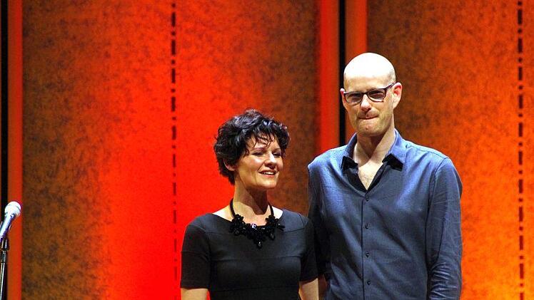 Das Duo "Le Bang Bang" mit Solo-Stimme und Kontrabass im Bad Kissinger Rossinisaal. Foto: Klaus Werner
