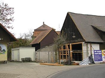 Steigerung der Kostenentwicklung bei der Sanierung der Scheune neben dem Schernecker FW-Ger&auml;tehaus. Veranschlagte 31.000 Euro werden klar &uuml;berschritten.     Foto: Norbert Karbach
