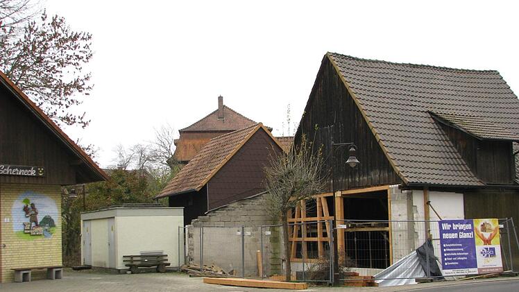 Steigerung der Kostenentwicklung bei der Sanierung der Scheune neben dem Schernecker FW-Ger&auml;tehaus. Veranschlagte 31.000 Euro werden klar &uuml;berschritten.     Foto: Norbert Karbach