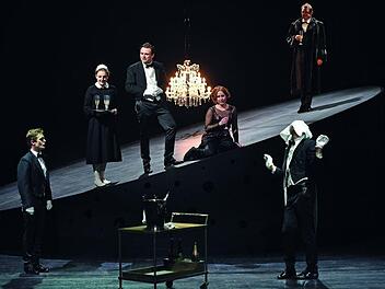 Eric Wehlan, Marie-Paulina Schendel, Bertram Maxim Gärtner, Corinna Pohlmann,  Florian Walter  und Denis Grafe   (v. l.)   in "Kreise/Visionen"  am Bamberger E.T.A.-Hoffmann-Theater Martin Kaufhold