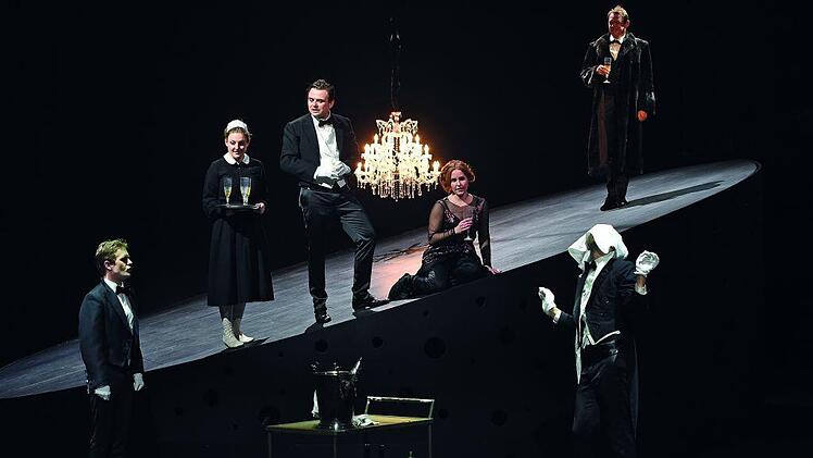 Eric Wehlan, Marie-Paulina Schendel, Bertram Maxim Gärtner, Corinna Pohlmann,  Florian Walter  und Denis Grafe   (v. l.)   in "Kreise/Visionen"  am Bamberger E.T.A.-Hoffmann-Theater Martin Kaufhold