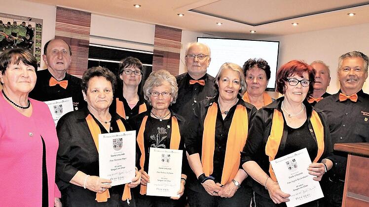 Sängerinnen und Sänger, die für 40 Jahre Singen im Chor von Emilie Meier (links) ausgezeichnet wurden.