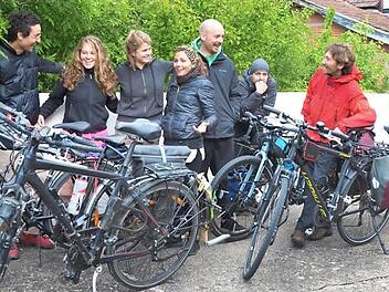 Yannis, Jonna, Eva, Vivi, Phillip, Fabian und Manik (von links) sind mit dem Rad von Erfurt nach Georgien unterwegs. Foto: Rainer Lutz