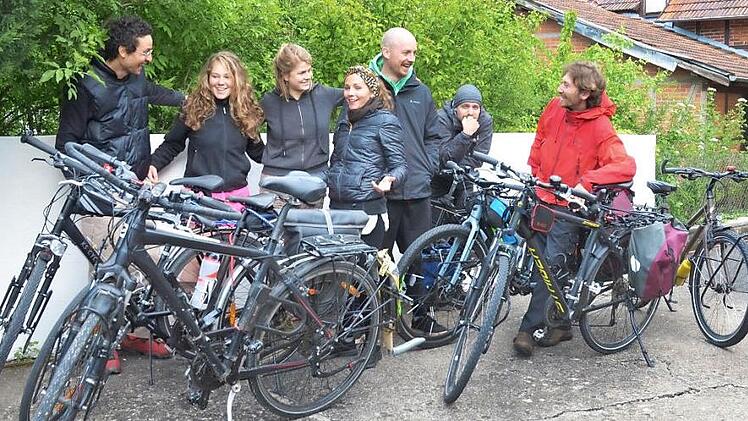 Yannis, Jonna, Eva, Vivi, Phillip, Fabian und Manik (von links) sind mit dem Rad von Erfurt nach Georgien unterwegs. Foto: Rainer Lutz
