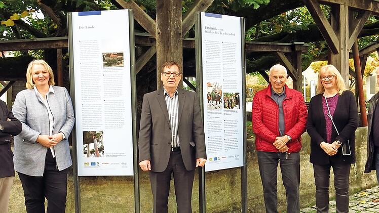Bei der Übergabe-Feier (von links): Pfarrer i. R. Albert Löhr, Bürgermeisterin Kathrin Heimann, Kulturreferent Anton Eckert, Richard Walter, Gemeinderätin Christine Berthold (CSU) und Hans Kotz