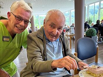 Mitarbeiterin und Bewohner beim Erdbeerfest der Einrichtung