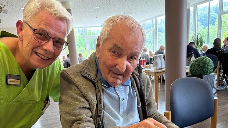 Mitarbeiterin und Bewohner beim Erdbeerfest der Einrichtung