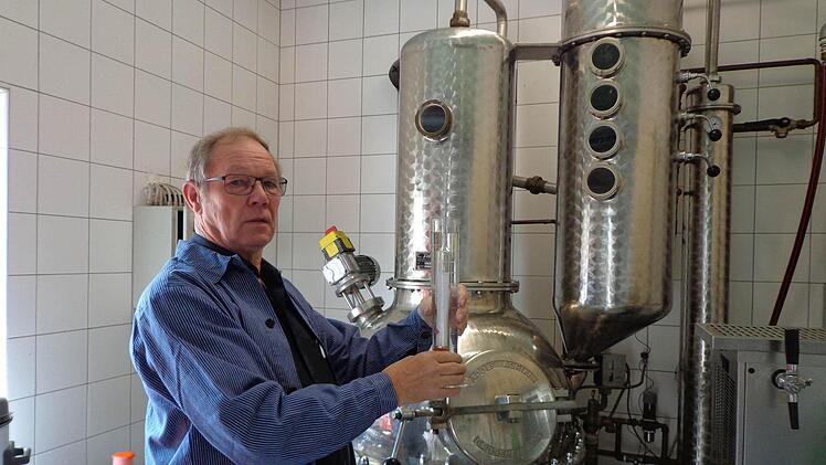 Raimund Schäfer in seiner Brennerei: Mit einer Spindel bestimmt er den Alkoholgehalt des Brandes. Foto: may