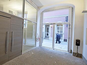 Die Universität Bamberg wollte laut Landesamt für Denkmalpflege "einen besonders repräsentativen Aula-Zugang": Die umstrittene Glastür (rechts) vom Durchgang aus gesehen. Links der Eingang in die Aula Foto: Ronald Rinklef