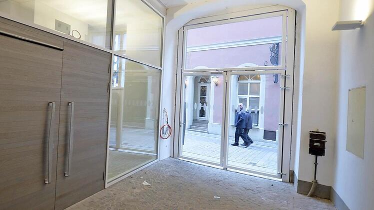 Die Universität Bamberg wollte laut Landesamt für Denkmalpflege "einen besonders repräsentativen Aula-Zugang": Die umstrittene Glastür (rechts) vom Durchgang aus gesehen. Links der Eingang in die Aula Foto: Ronald Rinklef