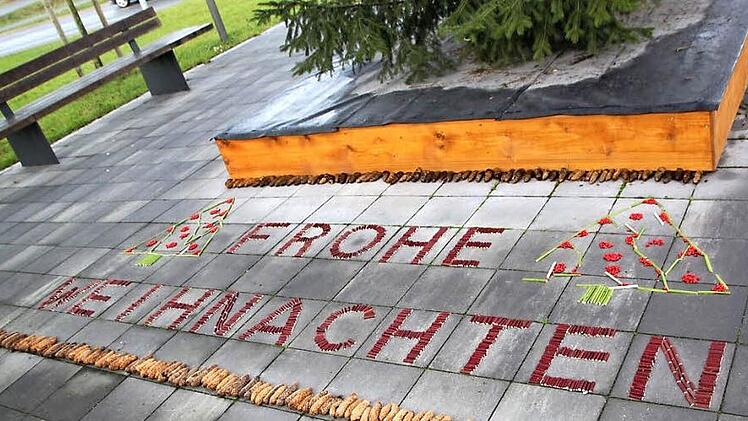 Tannenzapfen und kleine Holzstücke als Material - ein Schriftzug ziert den Weihnachtsbaum am Eingang des Kurbereichs. Fotos: Matthias Einwag