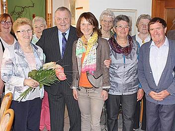 Im Bild von links: Marion Konrad, Silke Mohler, Jubelbraut Gisela Hagel, Inge Mahr, Jubelbräutigam Heinz Hagel, Bürgermeisterin Christine Frieß, Renate Schrape, Elfriede Reuter, Hanni Friedlein, Nikolaus Faber und Dieter Friebe  Foto: Roland Dietz
