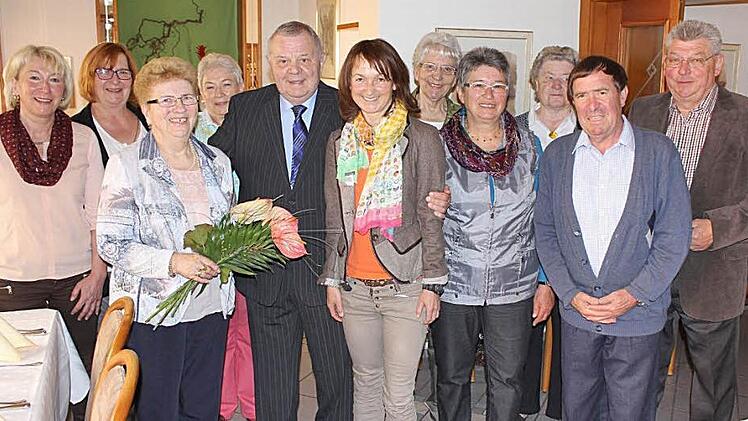 Im Bild von links: Marion Konrad, Silke Mohler, Jubelbraut Gisela Hagel, Inge Mahr, Jubelbräutigam Heinz Hagel, Bürgermeisterin Christine Frieß, Renate Schrape, Elfriede Reuter, Hanni Friedlein, Nikolaus Faber und Dieter Friebe  Foto: Roland Dietz