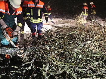 Tief Egon besch&auml;ftigt die Einsatzkr&auml;fte. Symbolbild: dpa