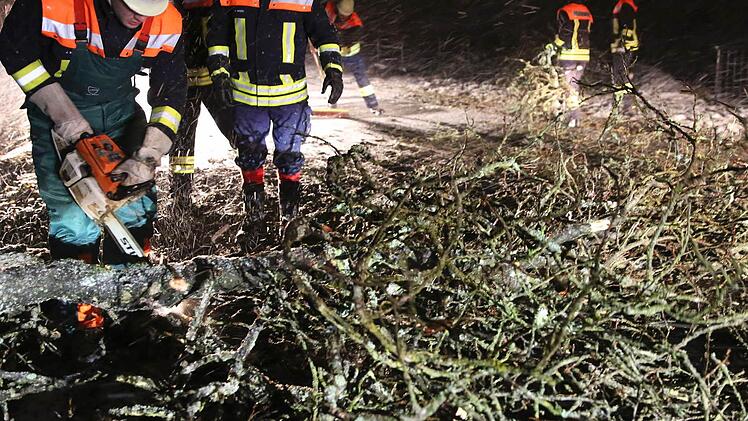 Tief Egon besch&auml;ftigt die Einsatzkr&auml;fte. Symbolbild: dpa