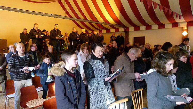 Der Saal des Wirtshauses Schrauder ist beim Sonntagsgottesdienst gut gefüllt. Foto: Marion Krüger-Hundrup