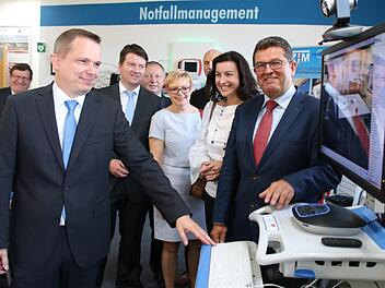 RSG-Geschäftsführer Dr. Matthias Wagner (links) erläuterte dem bayerischen Wirtschaftsstaatssekretär Franz Josef Pschierer (von rechts), der Parlamentarischen Staatssekretärin Dorothee Bär und weiteren Gästen eine der Einrichtungen im Gründerzentrum. Foto: Ralf Ruppert