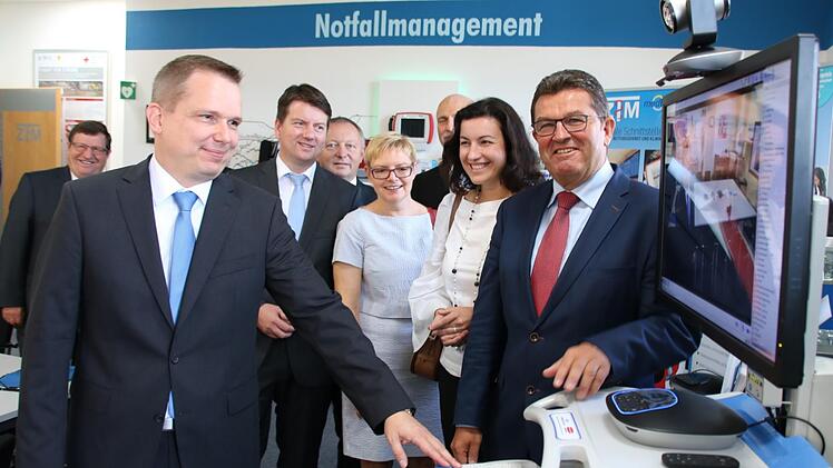 RSG-Geschäftsführer Dr. Matthias Wagner (links) erläuterte dem bayerischen Wirtschaftsstaatssekretär Franz Josef Pschierer (von rechts), der Parlamentarischen Staatssekretärin Dorothee Bär und weiteren Gästen eine der Einrichtungen im Gründerzentrum. Foto: Ralf Ruppert