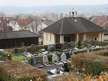 Die Aussegnungshalle des Ebelsbacher Friedhofs soll einen Umbau erfahren. Foto: Günther Geiling