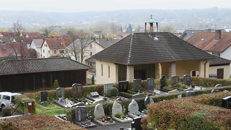 Die Aussegnungshalle des Ebelsbacher Friedhofs soll einen Umbau erfahren. Foto: Günther Geiling