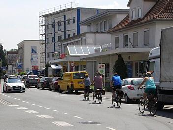 Knifflige Stelle am Klinikum in der Ketschendorfer Straße: Der Schutzstreifen rechts ist zugeparkt. Radfahrern bleibt nur, auf die Fahrbahn auszuweichen. Foto: Ulrike Nauer