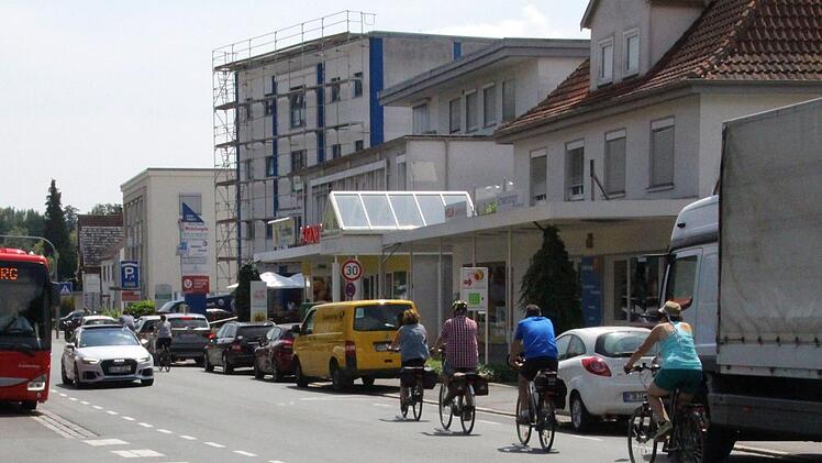 Knifflige Stelle am Klinikum in der Ketschendorfer Straße: Der Schutzstreifen rechts ist zugeparkt. Radfahrern bleibt nur, auf die Fahrbahn auszuweichen. Foto: Ulrike Nauer